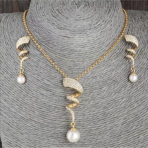 Pearl Necklace & Earrings Set.